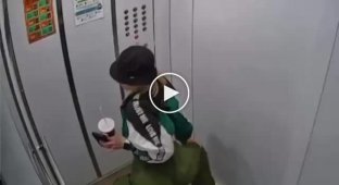 Sudden twerk: the girl did not notice the surveillance camera in the elevator