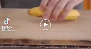 Очень странный лайфхак. Как почистить банан с помощью ножа