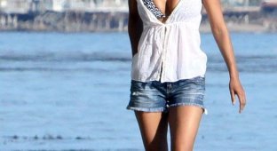 Halle Berry на пляже (5 фотографий)