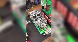 Парень собрал из LEGO машину, которая делает бумажные самолетики
