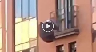 Mary Poppins in Novosibirsk: a man with an umbrella jumped from the 8th floor
