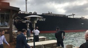 В Турции танкер заехал в особняк 18 века (8 фото + 1 видео)
