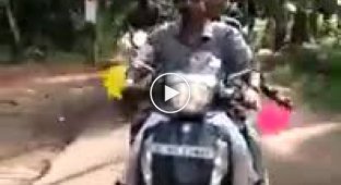 Когда одному автомобилисту надоело стоять за парадом мотоциклов в Индии