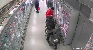 In the UK, a Recidivist Pensioner Stole Steaks from a Store (3 photos + 1 video)