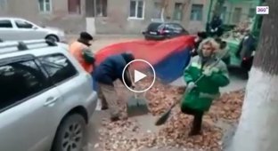 В Волгограде упавшую листву собирали в российский флаг