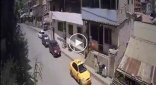 The driver “landed” a motorcyclist on the roof of a taxi in Brazil