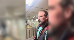 Американець показав побутові труднощі високої людини в Японському метро