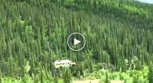 Зачем вертолет вывозит автобус из леса