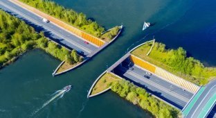 Красивый водный мост в Нидерландах (4 фото + 1 видео)