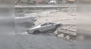 Tesla Cybertruck застряла, пытаясь пересечь неглубокую реку (3 фото + 1 видео)