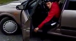 Двое таксистов пытались затащить школьниц в машину (3 фото + 1 видео)