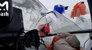 Пилот четыре дня жил в разбитом вертолете в горном ущелье (5 фото)