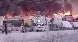 There is a new strong fire in Russia, a warehouse is burning