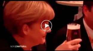 Официант вылил пиво на Меркель