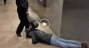 Нежность по-полицейски. Протащили лицом по полу метро