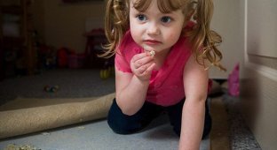 4-летняя девочка ест ковер (4 фото)