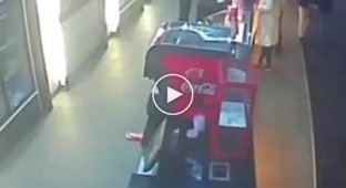 Мужчина жестоко избил кассира буфета в кинотеатре