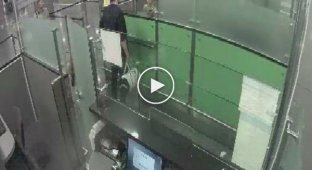 В аэропорту «Борисполь» мужчина пытался на корточках обойти паспортный контроль