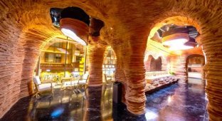 An unusual public restroom in China (2 photos + 1 video)