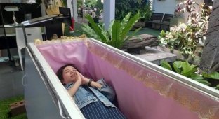 Тайское кафе смерти учит посетителей ценить жизнь (8 фото)