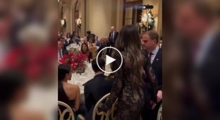 Посол США пришла на официальный прием в прозрачном платье