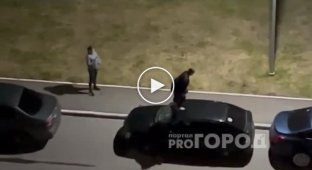 Разгневанная девушка отомстила парню за измену и разгромила автомобиль