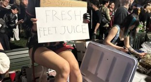 At Park Con, cosplayers sold juice from their feet (2 photos)