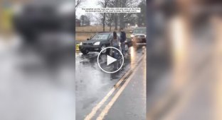 Люди пришли на помощь раненому хищнику
