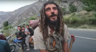 Former Motorsports Star Walked Barefoot More Than 6,500 km from Spain to Pakistan (2 photos + 1 video)