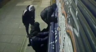 В Лондоне орудует дерзкая банда грабителей в масках (5 фото + 1 видео)