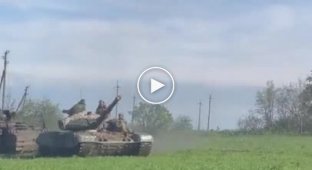 Czech T-72EA towing a damaged Dutch YPR-765 near Bakhmut