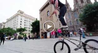 Удивительный велопаркур на улицах Барселоны