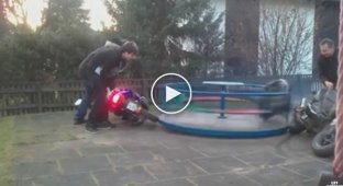 Покатали друга на карусели