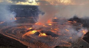 One of the most active active volcanoes on Earth erupted in Hawaii (2 photos + 1 video)