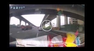 Водитель легковушки, потеряв управление, продемонстрировал невероятный «кульбит» на трассе в Китае