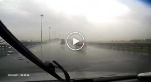 Водителю внедорожника удалось вытащить машину из сильнейшего заноса на мокрой трассе