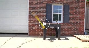 Пристрій, що збирає останні краплі соусу зі стінок банки