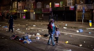 Массовые погромы и беспорядки в Лондоне (Часть 2) (26 фото)