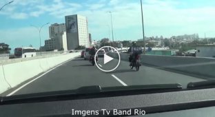 Мотоциклиста насильно выкинули с моста