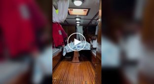 Моряки показали типовий обід під час гойдання