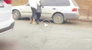 В России женщина на BMW наехала на ребенка и оттащила его с дороги