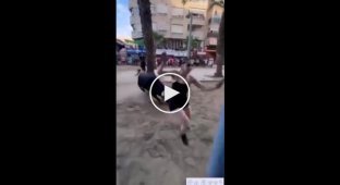 The girl barely escaped from a bull at a bullfight in Spain - video