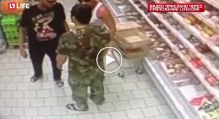 Охранник магазина избил покупателей за съеденный банан  