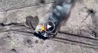 Украинский дрон сбрасывает железные подарки экипажу российского танка, потерявшего танк на мине