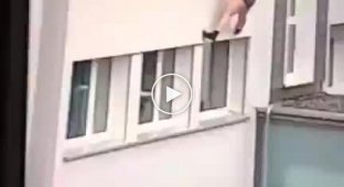 Мужчина пытался сбежать от полицейских через окно