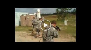 Архив. Американские солдаты проводят зачистку помещения туалета