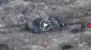 Знищення російського танка прямим попаданням дрона-камікадзе