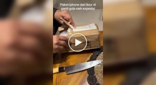 Замість замовленого смартфона жінці надіслали пачку цукру