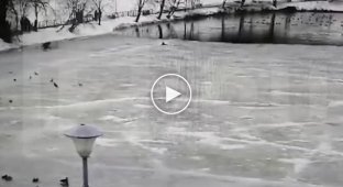 Police officer rescued another lover of walking on thin ice