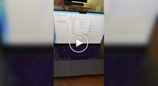 Энтузиаст заставил свой Макбук скрипеть как дверь